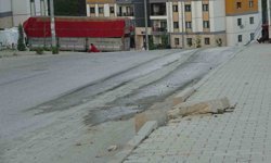 Paletli kepçeyi asfalta zarar vererek önlem almadan yürüten firmaya vatandaşlardan tepki