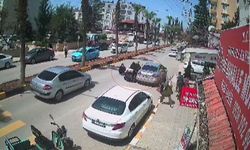 Park halindeki araca çarparak mopedden yere savrulan biri çocuk 2 kişi, sürücünün dikkatiyle ezilmekten kurtuldu