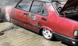 Park halindeki Tofaş marka otomobil yanarak kullanılamaz hale geldi