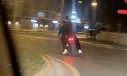 Plaka yok, kask yok: 3 kişi tek motosiklete bindi ön kaldırıp şov yaptı