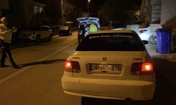 Polisi görünce aracını çalışır vaziyette bırakıp kaçtı