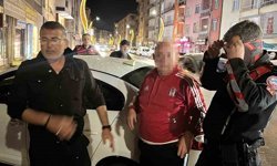 Polisin yağmur altında alkollü sürücü ve arkadaşı ile imtihanı kamerada