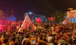 Şampiyonluğu garantileyen sarı-kırmızılılar Çanakkale sokaklarında şampiyonluk coşkusu yaşadı