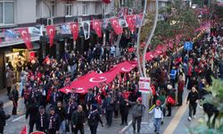Samsun'da 1919 metrelik dev bayrakla coşkulu 'Fener Alayı ve Gençlik Haftası' yürüyüşü