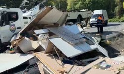 Sarıyer'de bariyerlere çarpan karavan paramparça oldu, sürücü hayatını kaybetti