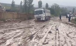 Sel suları iki ilçeyi birbirine bağlayan yolda ulaşımı aksattı
