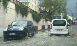 Şiddetli dolu etrafı beyaza bürüdü: Alt geçitler suyla doldu