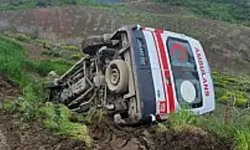 Siirt'te ambulans şarampole devrildi: 3 sağlık personeli yaralandı