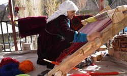 Şırnaklı kadınların ilmek ilmek işlediği seccadeler 20 bin liradan satılıyor