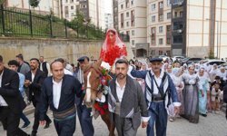 Şırnak'ta dünyaevine giren gelin, asırlık gelenekle baba evinden alındı