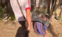 Sokakta uyuyan yaşlı adamın yüzüne tekme atıp sosyal medyada paylaştılar