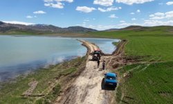 Tarım arazileri sular altında kaldı, 30 hane ile ulaşım kesildi