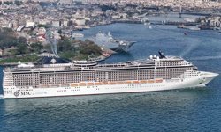 TCG Anadolu turistlerin ilgi odağı oldu