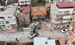 Tehlike oluşturan ve suç yuvasına dönen metruk binalar yıkılıyor