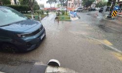 Tekirdağ'da 10 dakikalık sağanak yolları dereye çevirdi