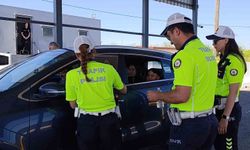 Tekirdağ'da bayram trafiğine sıkı denetim: Trafik ekiplerinden çikolata ve kolonya ikramı
