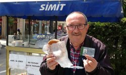 Tezgahı küçük, gönlü büyük engelli simitçi