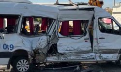 Tırla çarpışan işçi servisi devrildi: 8 yaralı