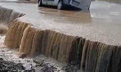 Tokat'ta Kelkit Çayı taştı, araç çöken yolda mahsur kaldı