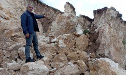 Tokat'ta köy girişindeki heyelan korkuttu