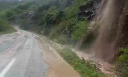 Trabzon-Bayburt karayolunda ulaşıma sel engeli