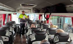 Trafik polisleri otogarda sürücü ve yolcuları uyarıyor