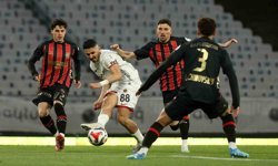 Trendyol Süper Lig: Fatih Karagümrük: 1 - Gençlerbirliği: 0 (İlk yarı)
