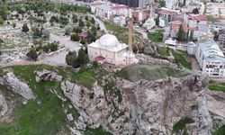 Uçurumun ucundaki türbenin kayalıklarında ıslah çalışmaları sürüyor