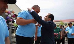 Vali Taşolar'dan engelli bireye duygulandıran jest