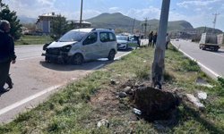 Van'da kamyonet aydınlatma direğine çarptı: 4 yaralı