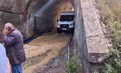 Yağış sonrası alt geçidi su bastı, minibüs içindekilerle birlikte mahsur kaldı