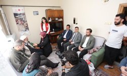 Yaşlıların ayağına doktor, berber ve tesisatçı gitti, dünyalar onların oldu