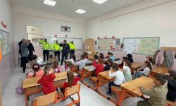 Yozgat'ta polis selamı veren minikler kalpleri ısıttı