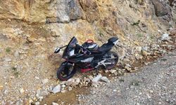Zigana'da feci kaza: Bariyerlere çarpan motosikletten savrulan 2 genç uçuruma düştü