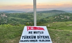 Zonguldak'ta gençler köylerinin zirvesine Türk bayrağı dikti