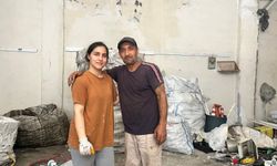 Sokaklarda kağıt toplayarak okuttuğu kızı, üniversiteyi birincilikle bitirdi