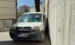 Aküsü biten aracı iterken canından oluyordu