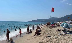 Alanya'da hava 32, deniz 26 dereceyi gördü, turistler sahillere akın etti