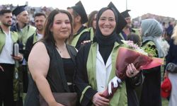 Anne-kızın üniversite yolculuğu mezuniyetle taçlandı