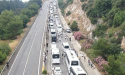 Antalya-Kemer yolunu kilitleyen kaza: Kilometrelerce kuyruğun sebebini telefonlarına gelen videodan öğrendiler