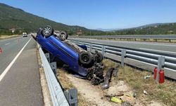 Bariyerlere çarpan hafif ticari araç ters döndü: 3 yaralı