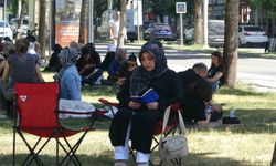 Batman'da çocukları sınava giren veliler parklarda dua etti