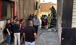 Bina girişindeki odunluk alev aldı