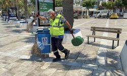 Bodrum sokaklarını müzikle temizliyor