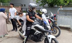 Bursa'da yanlış okula gelen adayların yardımına polis koştu