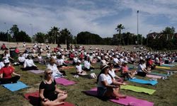 Büyükçekmece'de Dünya Yoga Günü'ne özel yüzlerce kadın yoga yaptı