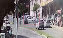 Büyükçekmece'de ehliyetsiz sürücü durağa daldı: 1 ağır yaralı