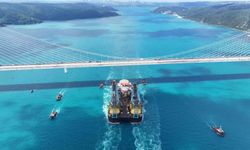 Dev vinç gemisi 'Saipem 7000' İstanbul Boğazı'ndan geçti