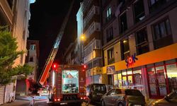 Esenyurt'ta 4 katlı binanın çatısında yangın
