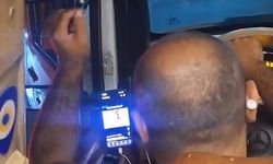 Esenyurt'ta minibüs şoförünün seyir halindeyken video izlediği anlar kamerada